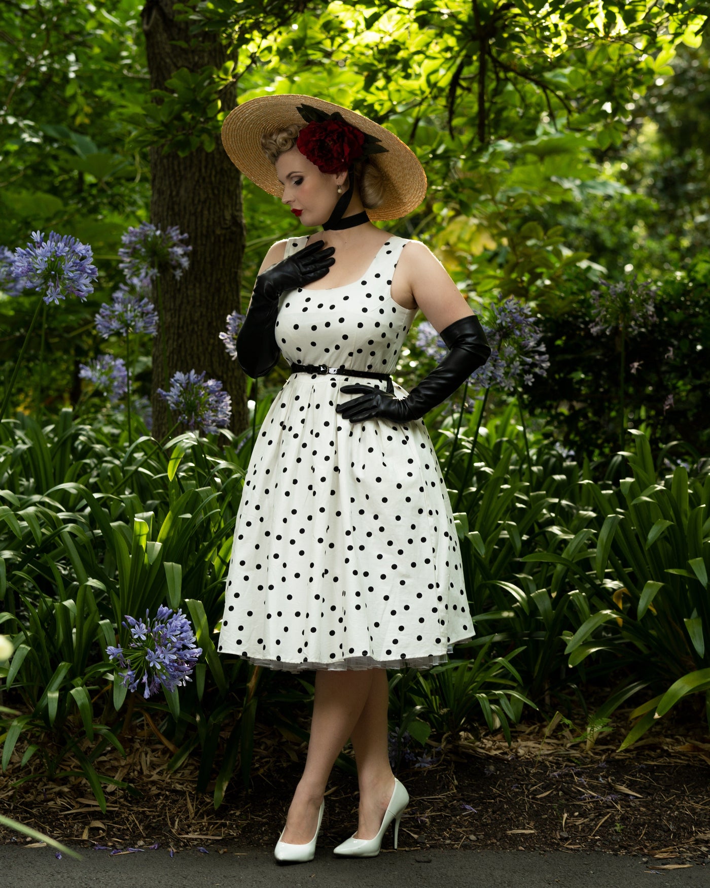 Woman's Scoop Neck Polka Dot Swing Dress in White-Black