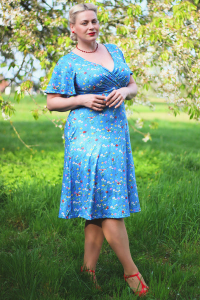 EU STOCK Donna Petal Sleeved Dress in Blue Garden & Ladybug Print
