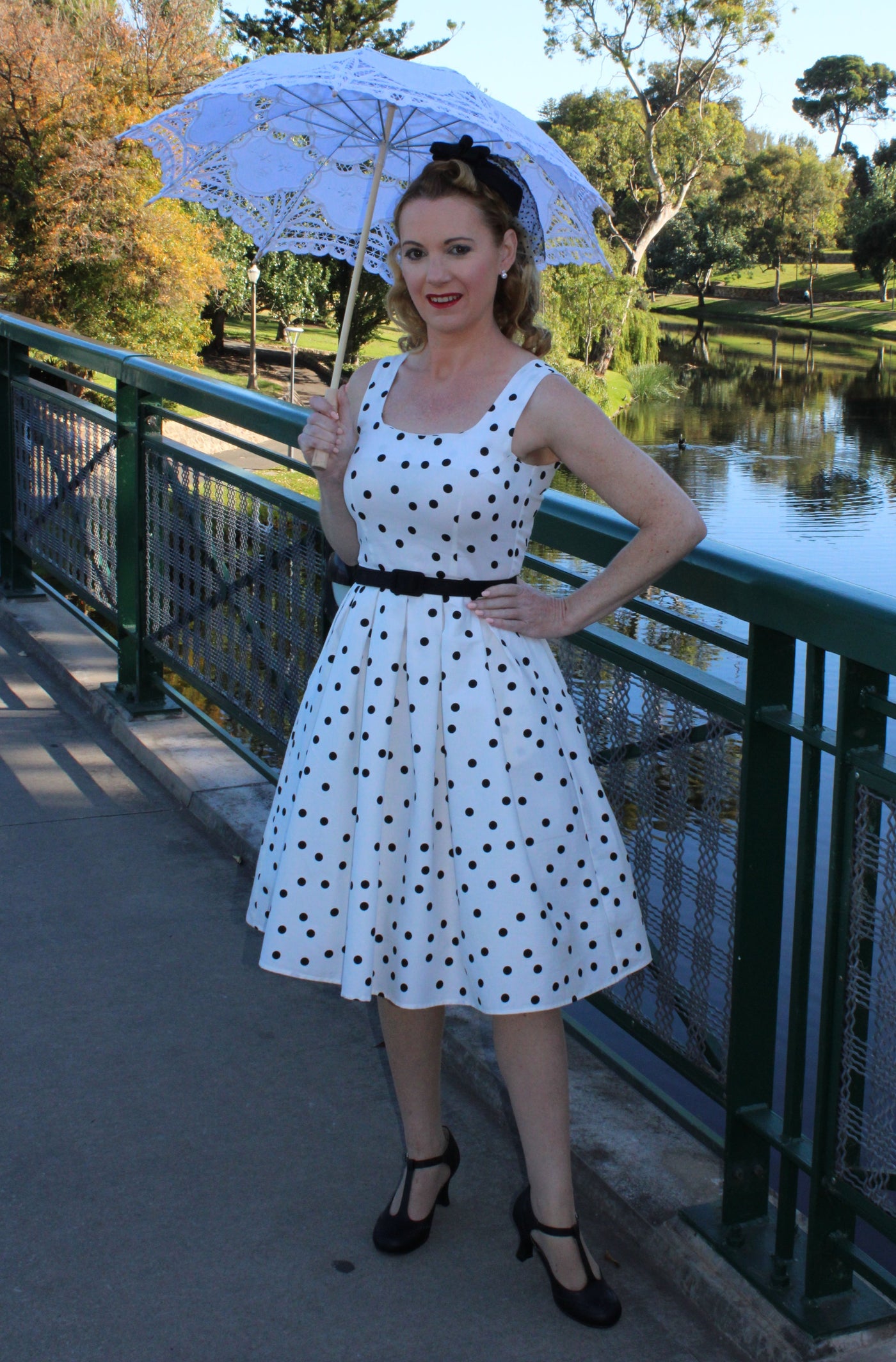 Woman's Scoop Neck Polka Dot Swing Dress in White-Black