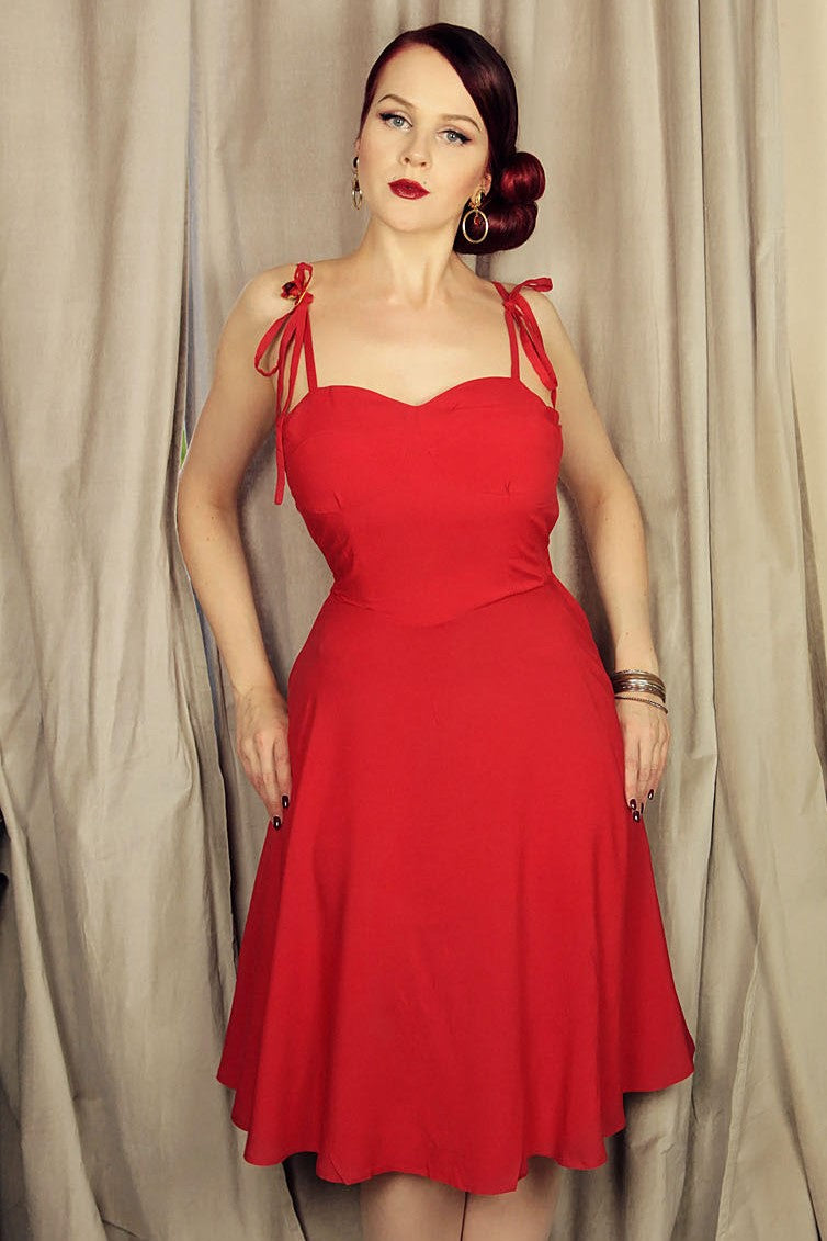 Woman's Strapped dress with Sweetheart neckline in Red