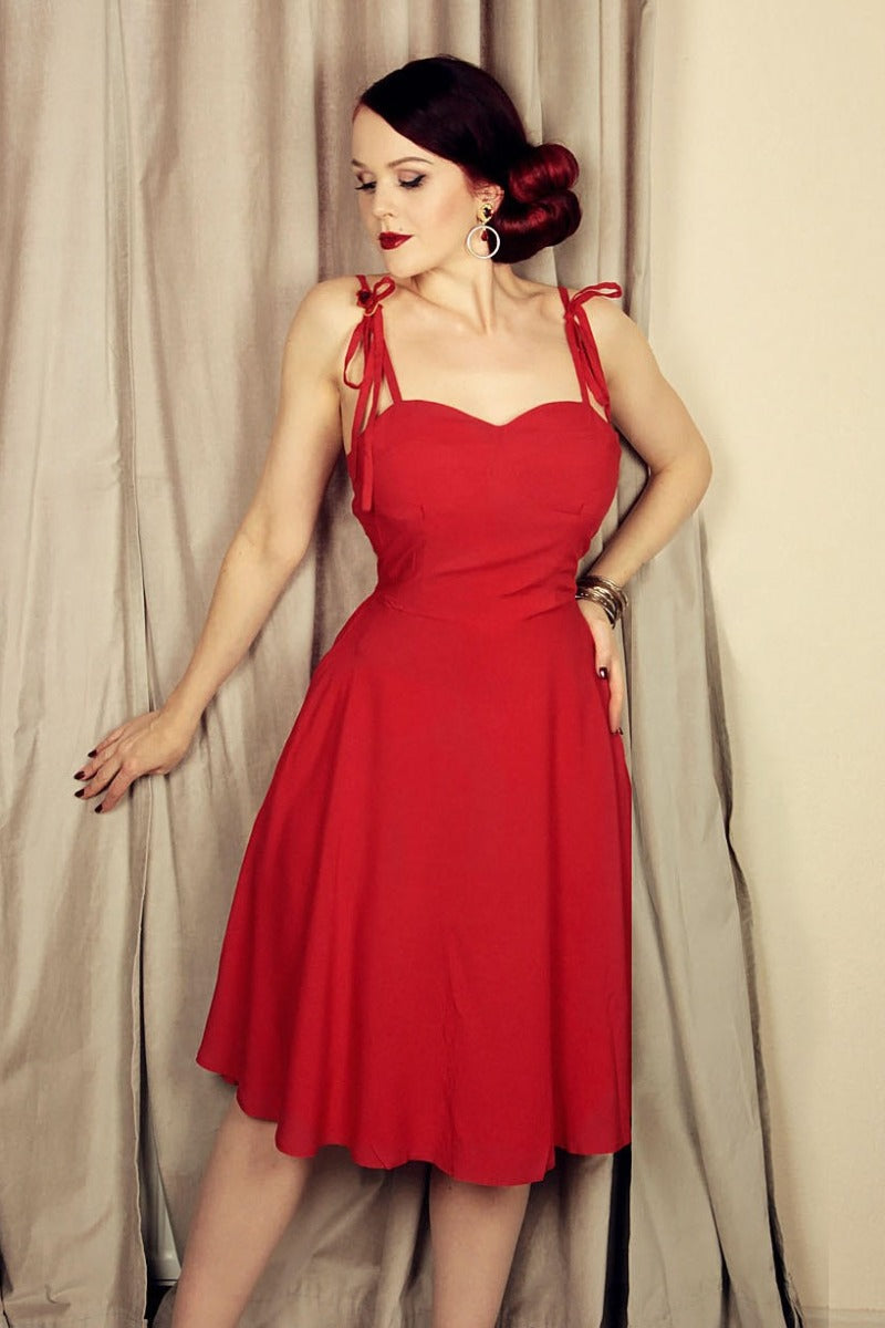 Woman's Strapped dress with Sweetheart neckline in Red
