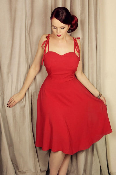 Woman's Strapped dress with Sweetheart neckline in Red
